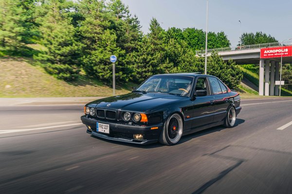 Comment installer un kit de protection contre les intempéries sur une moto de touring ?